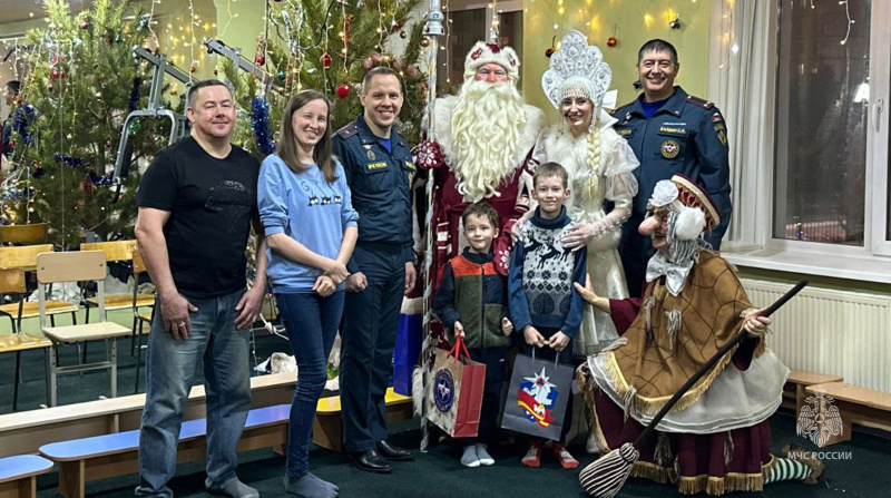 Спасатели Центра "Лидер" передали Ване  Фокину  новогодний подарок