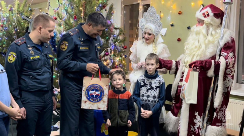 Спасатели Центра "Лидер" передали Ване  Фокину  новогодний подарок