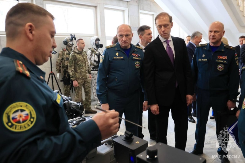 Глава МЧС России Александр Куренков и представители Правительства РФ осмотрели образцы техники и оснащения МЧС России