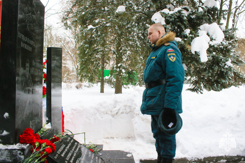 Спасатели Центра «Лидер» возложили  цветы к мемориалу "Воинам-интернационалистам"