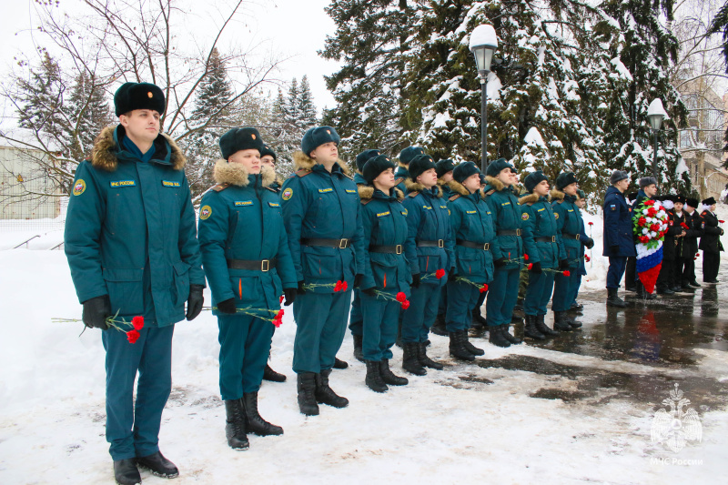 Спасатели Центра «Лидер» возложили  цветы к мемориалу "Воинам-интернационалистам"