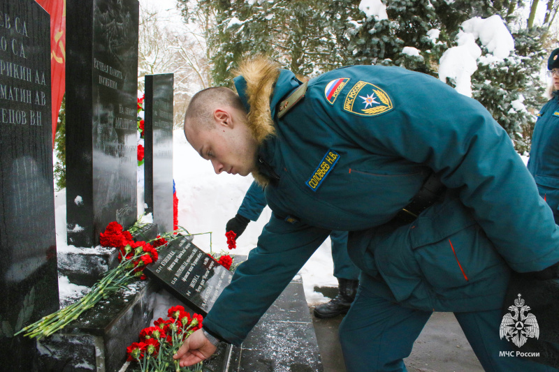 Спасатели Центра «Лидер» возложили  цветы к мемориалу "Воинам-интернационалистам"