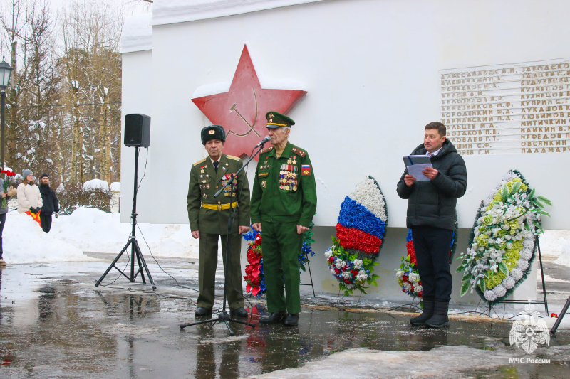 Спасатели Центра «Лидер» возложили  цветы к мемориалу "Воинам-интернационалистам"