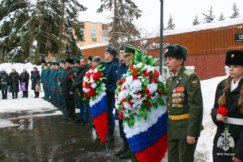 Спасатели Центра «Лидер» возложили  цветы к мемориалу "Воинам-интернационалистам"