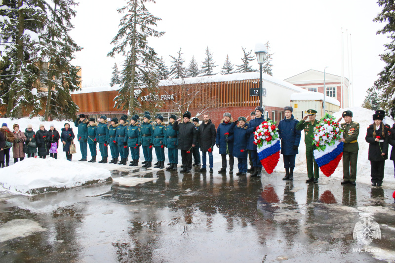 Спасатели Центра «Лидер» возложили  цветы к мемориалу "Воинам-интернационалистам"