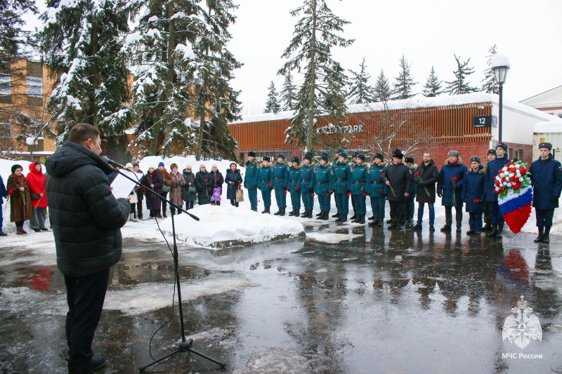 Спасатели Центра «Лидер» возложили  цветы к мемориалу "Воинам-интернационалистам"