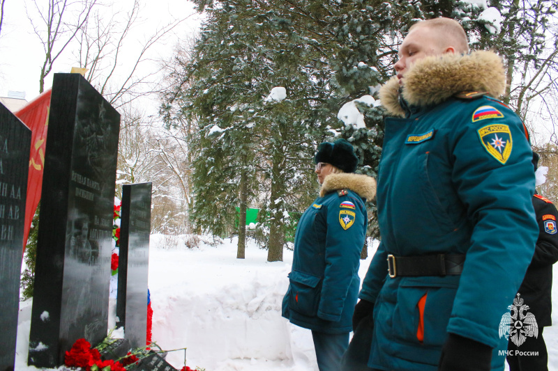 Спасатели Центра «Лидер» возложили  цветы к мемориалу "Воинам-интернационалистам"
