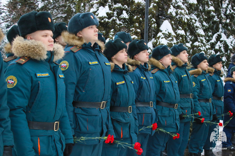 Спасатели Центра «Лидер» возложили  цветы к мемориалу "Воинам-интернационалистам"