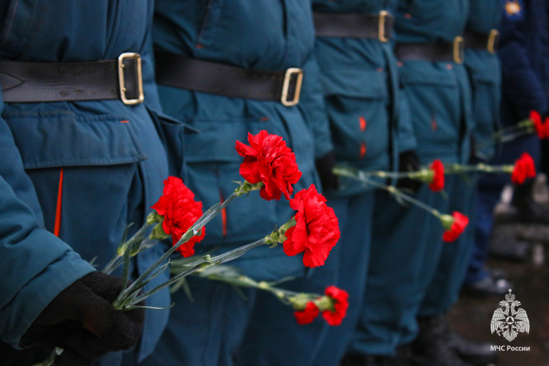 Спасатели Центра «Лидер» возложили  цветы к мемориалу "Воинам-интернационалистам"