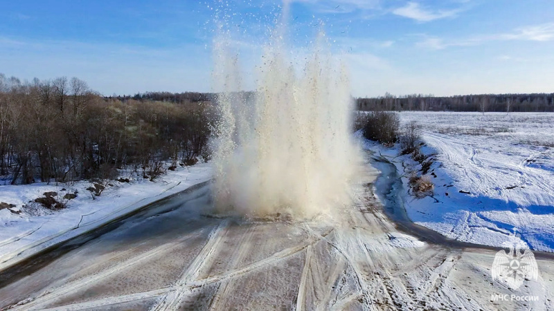 Пиротехники Центра проводят взрывные работы по ослаблению льда