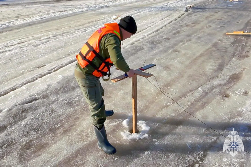 Пиротехники Центра проводят взрывные работы по ослаблению льда