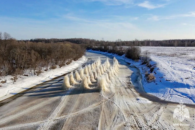 Пиротехники Центра проводят взрывные работы по ослаблению льда
