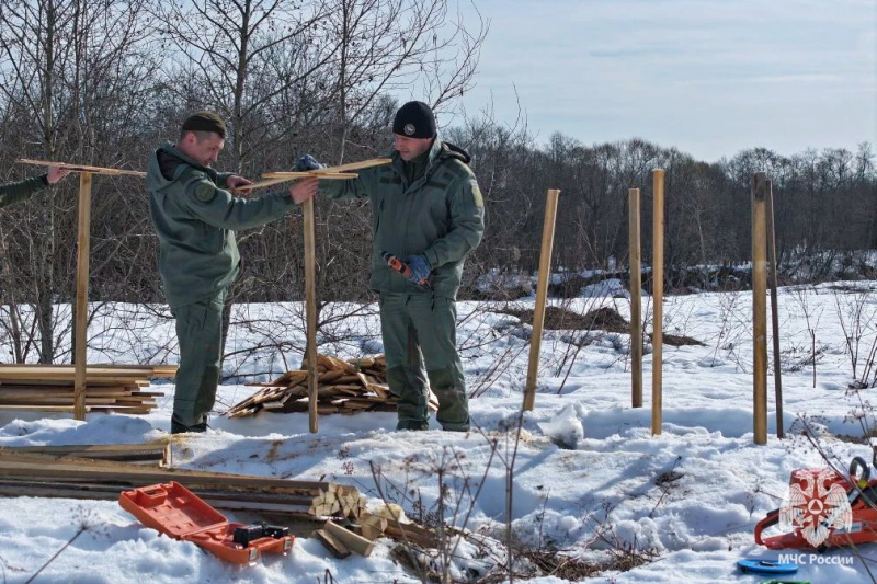 Пиротехники Центра проводят взрывные работы по ослаблению льда