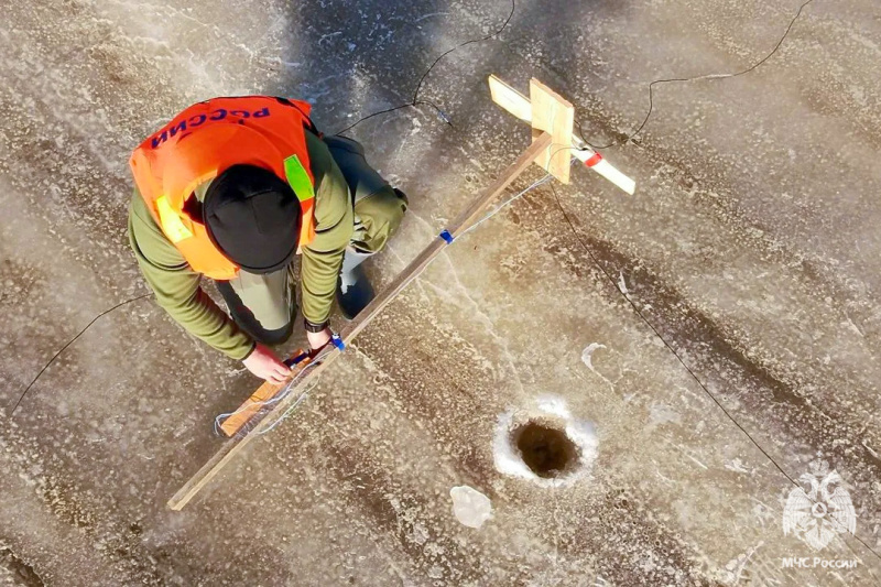 Пиротехники Центра проводят взрывные работы по ослаблению льда