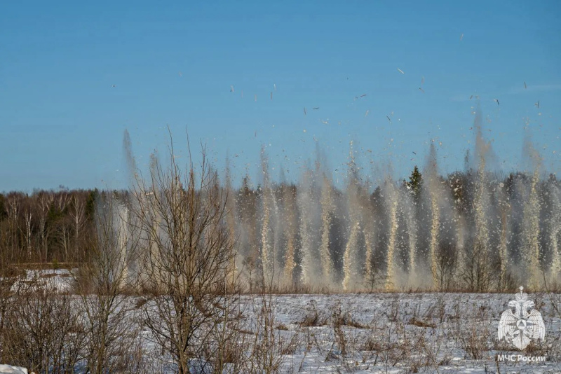 Пиротехники Центра проводят взрывные работы по ослаблению льда