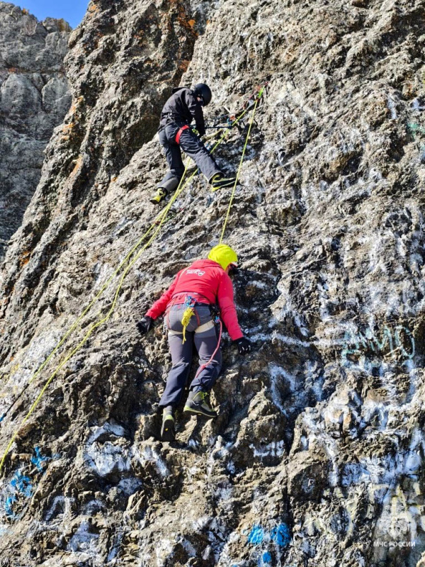 Спасатели Центра совершили восхождение на самый высокий действующий вулкан в Евразии