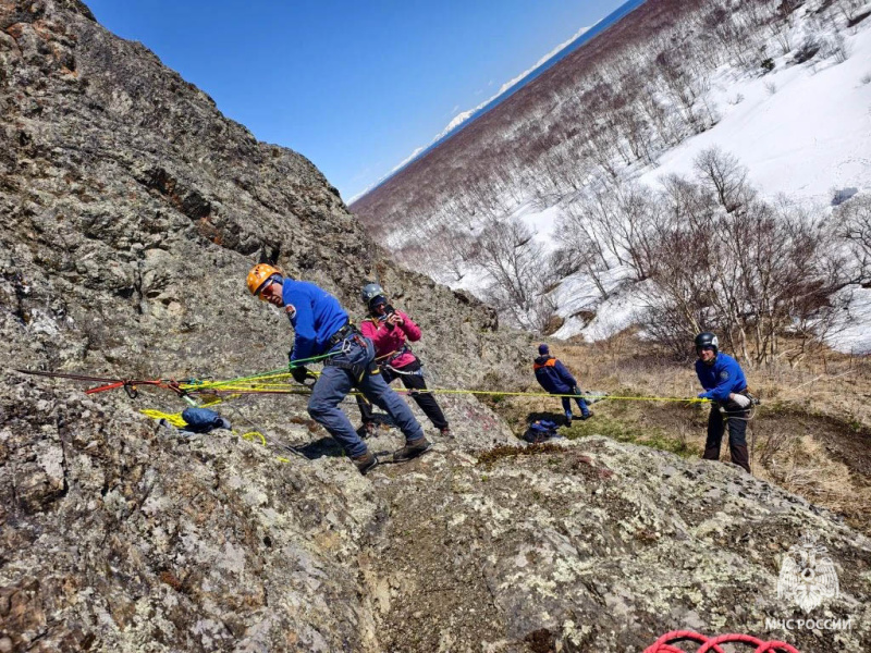 Спасатели Центра совершили восхождение на самый высокий действующий вулкан в Евразии
