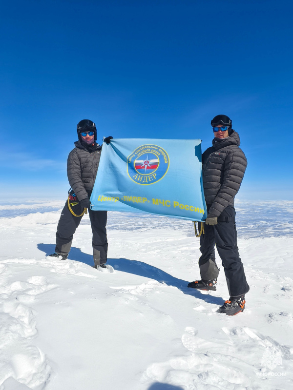 Спасатели Центра совершили восхождение на самый высокий действующий вулкан в Евразии