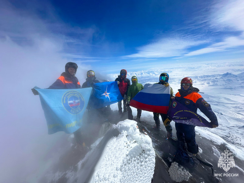 Спасатели Центра совершили восхождение на самый высокий действующий вулкан в Евразии