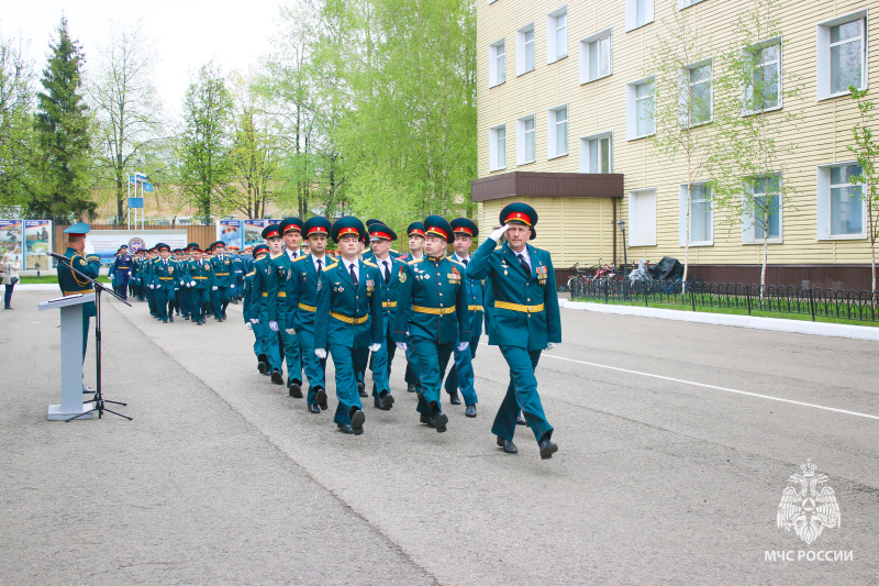 Тoржественное построение в честь Дня Победы