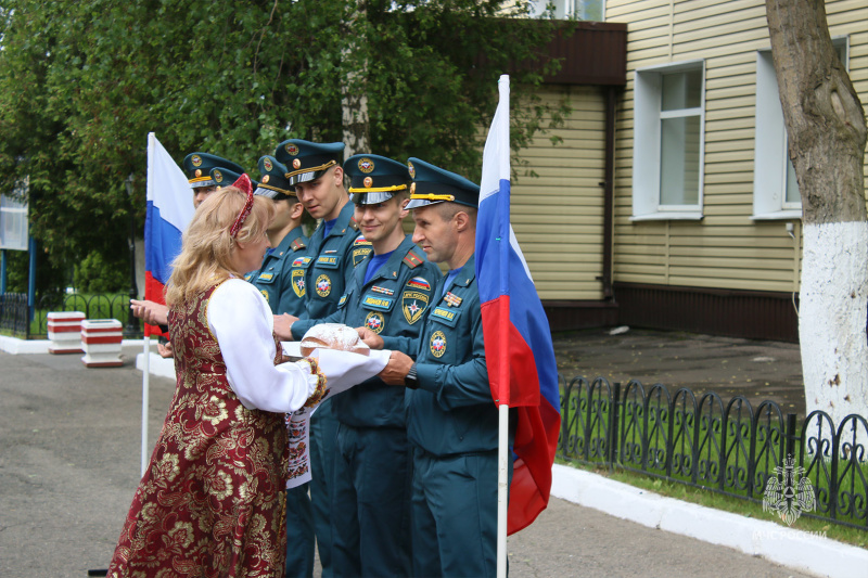 Встреча  отряда  из  служебной  командировки