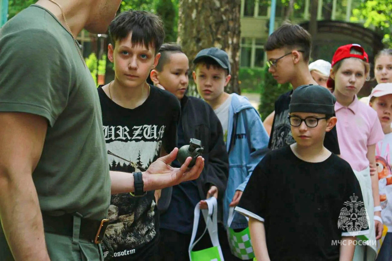 Пиротехники Центра провели занятие для детей в лагере «Орленок»
