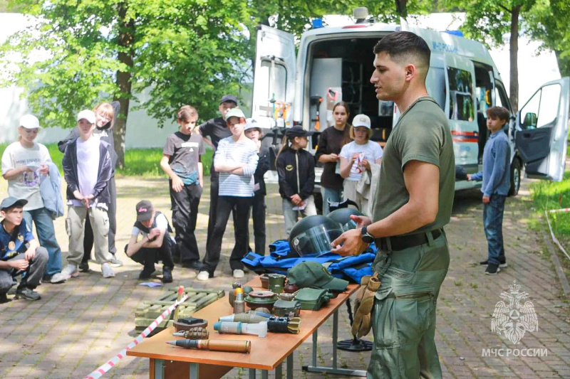 Пиротехники Центра провели занятие для детей в лагере «Орленок»