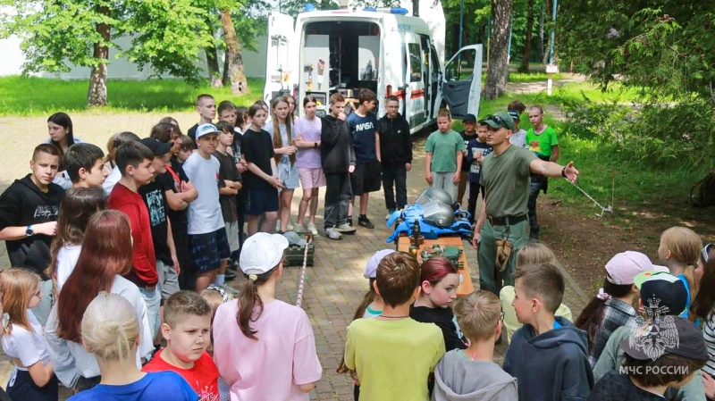 Пиротехники Центра провели занятие для детей в лагере «Орленок»