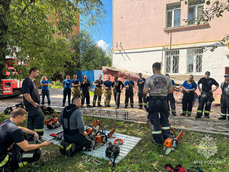 Пожарный расчет Центра принял участие в занятиях по вскрытию кровли