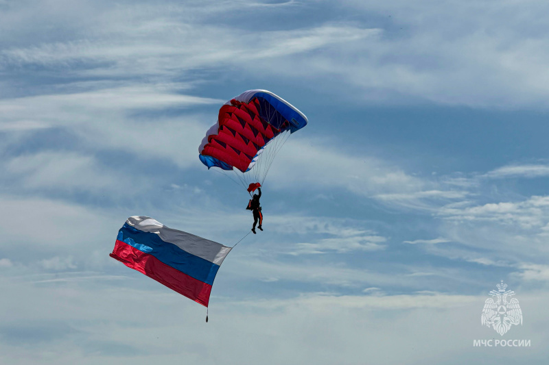 Спасатели Центра совершили прыжок с парашютом с флагом России