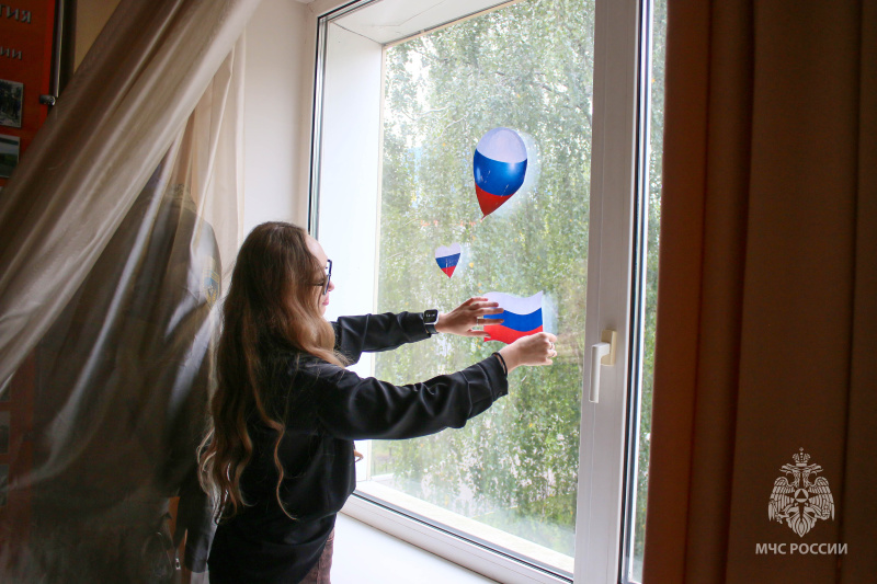 Сотрудники Центра приняли участие в акции «Флаг России в каждый дом»