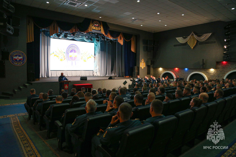 Торжественное построение в честь Дня гражданской обороны