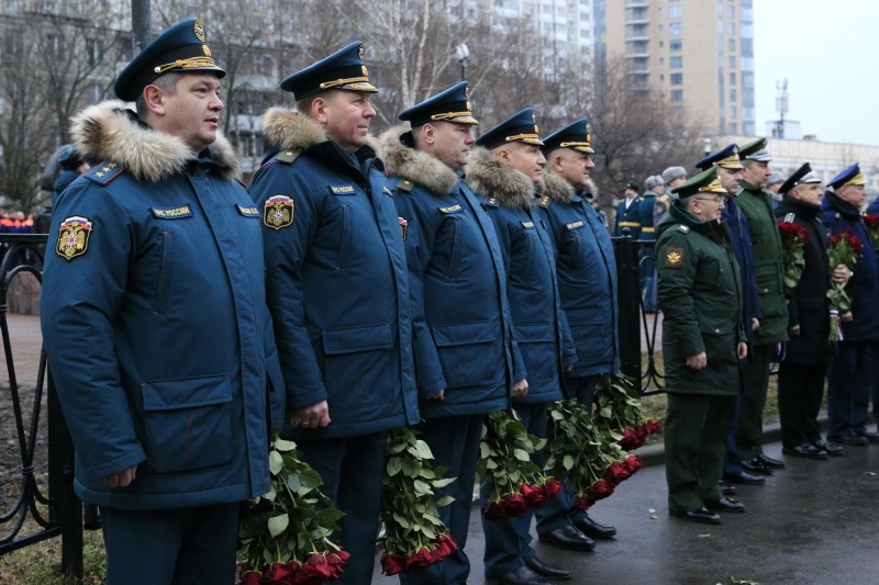 Торжественная церемония возложения цветов к комплексу памятников «Пожарным и спасателям» и «Ветеранам МЧС России»