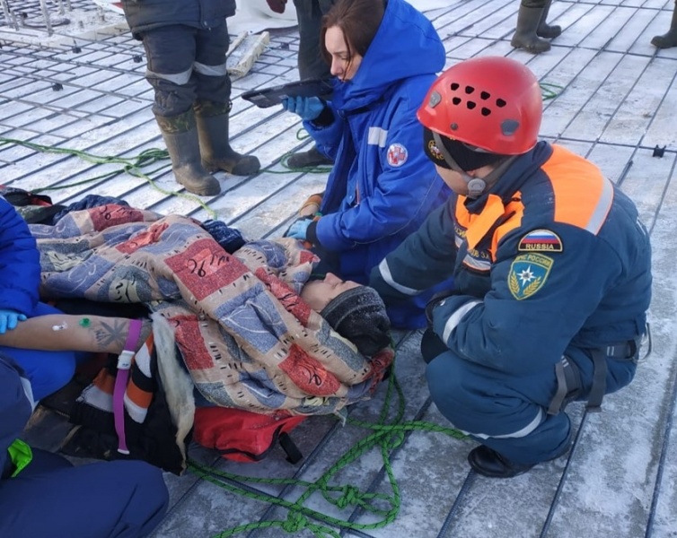 Спасатели Центра извлекли пострадавшего, который упал в вентиляционную шахту глубиной 10 м