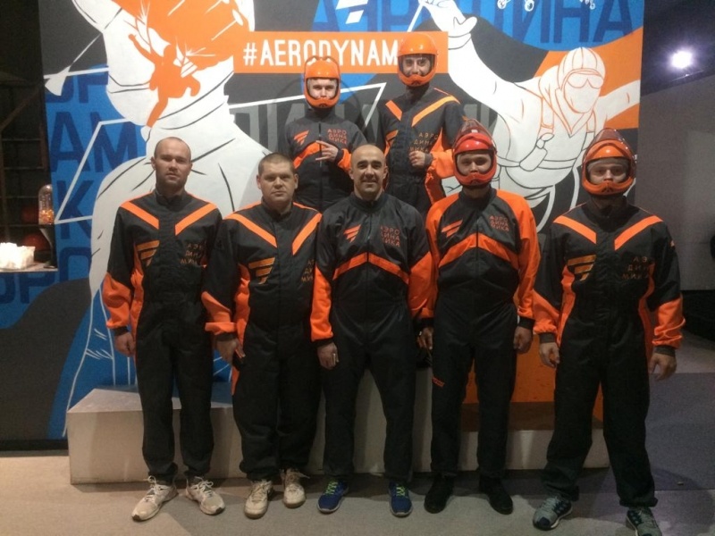 Занятия по отработке техники свободного падения в аэродинамической трубе