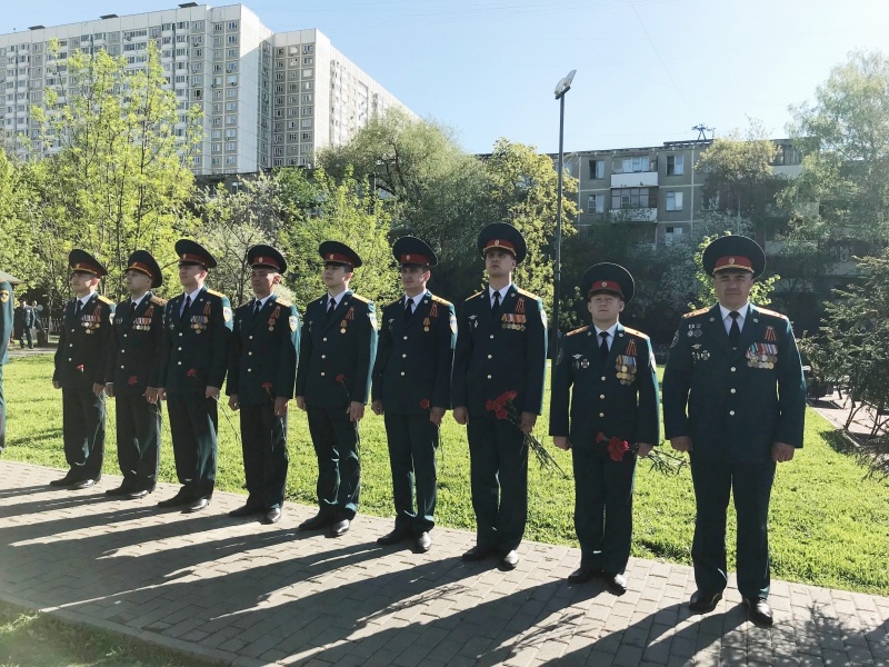 Торжественная церемония возложения цветов к комплексу памятников «Пожарным и спасателям» и «Ветеранам МЧС России»
