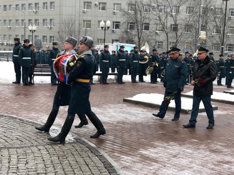 Торжественная церемония возложения цветов к комплексу памятников «Пожарным и спасателям» и «Ветеранам МЧС России»