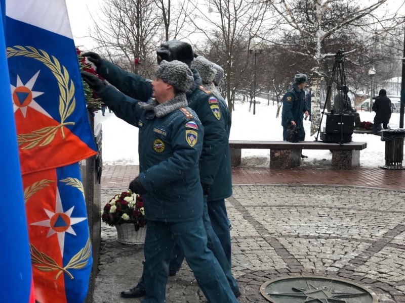 Торжественная церемония возложения цветов к комплексу памятников «Пожарным и спасателям» и «Ветеранам МЧС России»