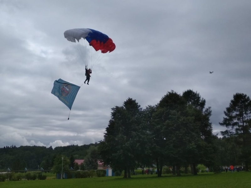 Спасатели-десантники Центра отмечают свой профессиональный праздник в небе!