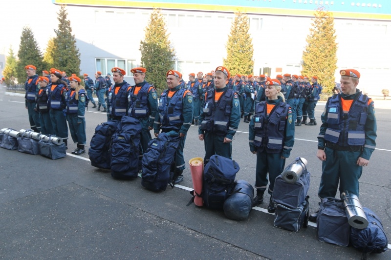 Строевой смотр готовности личного состава Центра в спасательной летней форме одежды