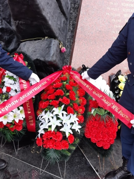 Возложение цветов к памятнику военнослужащих 6-й парашютно-десантной роты