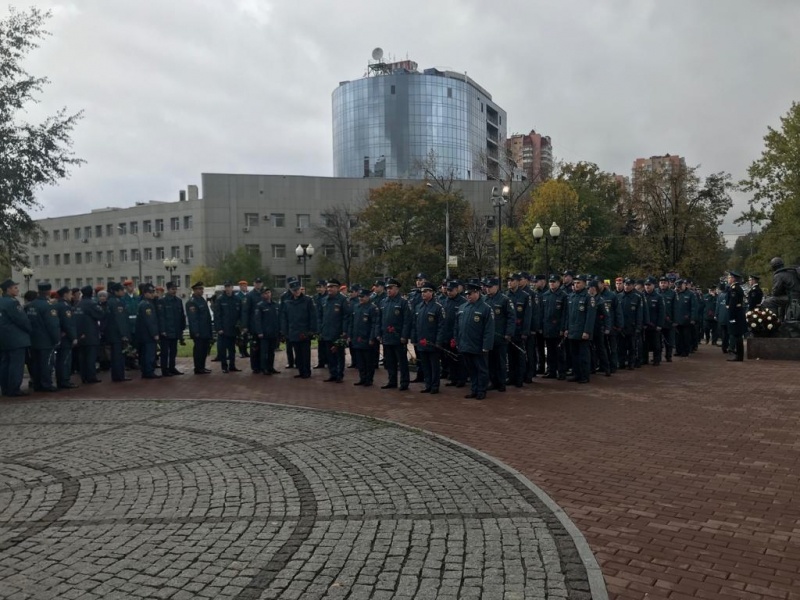 Торжественная церемония возложения цветов в честь 86-й годовщины образования гражданской обороны 