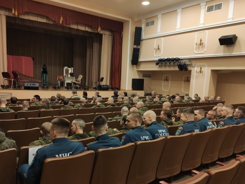 Личный состав военнослужащих по призыву побывал на спектакле в ДК Мосрентген