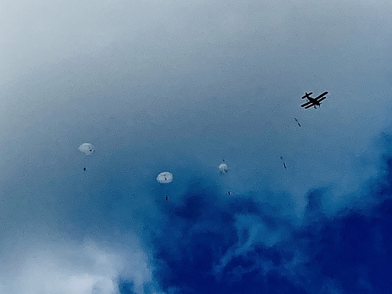 Спасатели-десантники Центра отмечают 90-летие ВДВ в небе!