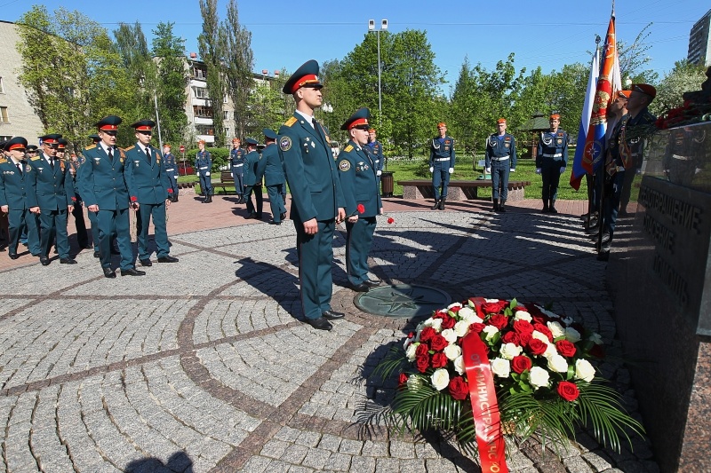 Торжественная церемония возложения цветов к комплексу памятников «Пожарным и спасателям» и «Ветеранам МЧС России»