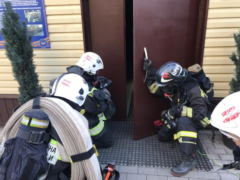 Практическая отработка действий по тушению пожаров в жилых зданиях