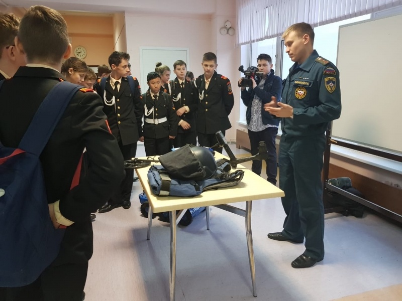 Сотрудники Центра «Лидер» провели для учащихся кадетских классов урок «Мужества»
