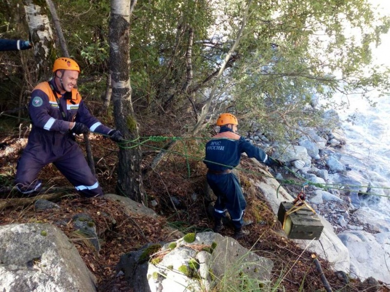Спасатели Центра "Лидер" расчищают русло реки в КБР