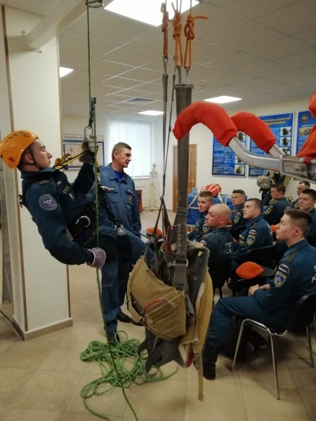 Занятия по организации проведения спусков на спусковых устройствах