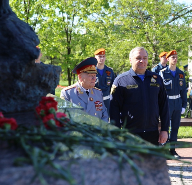 Торжественная церемония возложения цветов к комплексу памятников «Пожарным и спасателям» и «Ветеранам МЧС России»